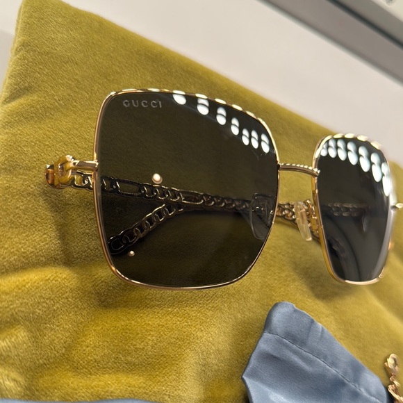 Gucci Gold Sunglasses with Chain Detail - Picture 3 of 7